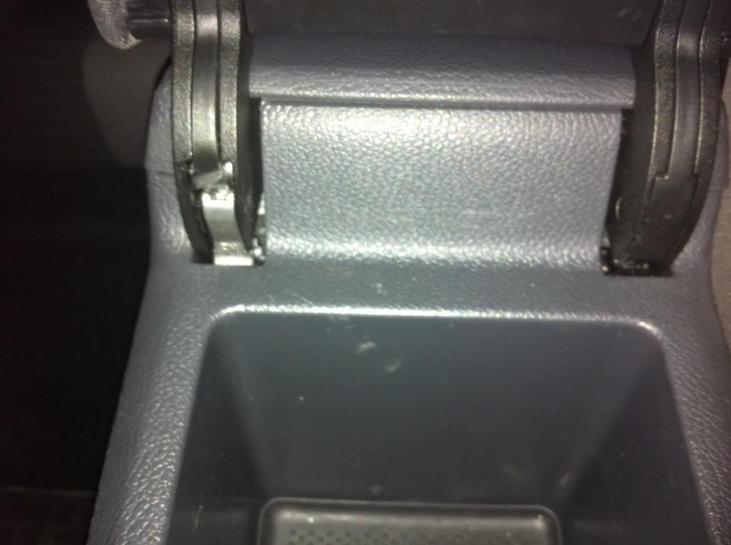 Question Broken center armrest (How to fix it??)