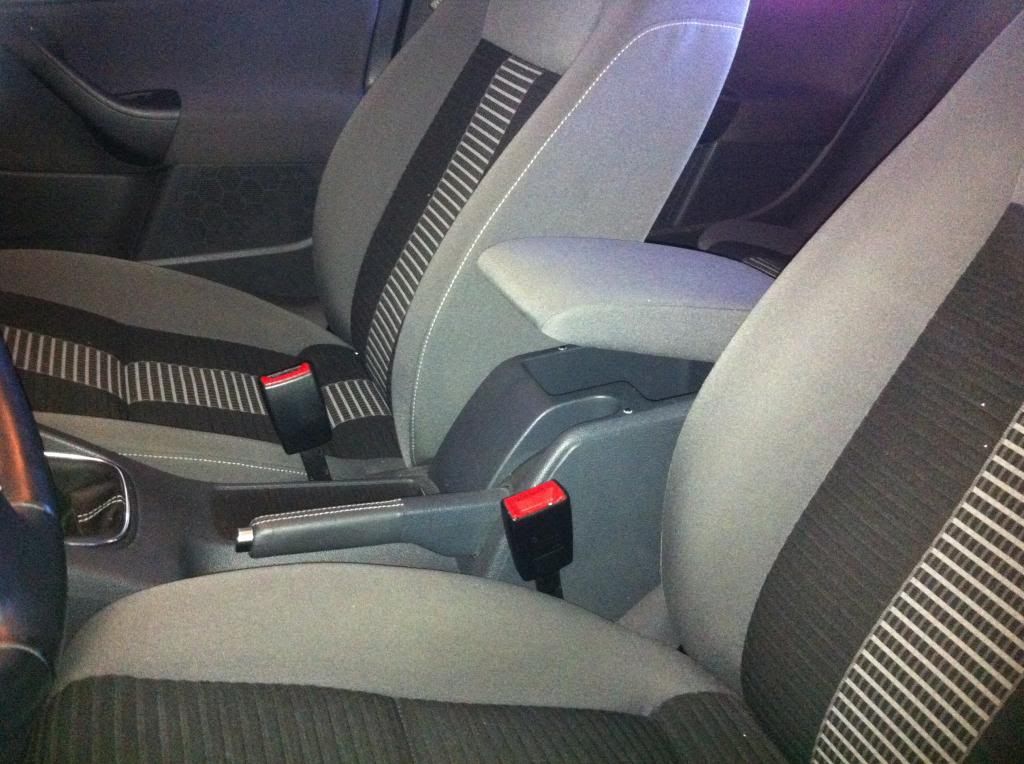 Question Broken center armrest (How to fix it??)